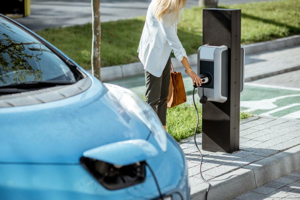 mobilité électrique femme chargeant son véhicule