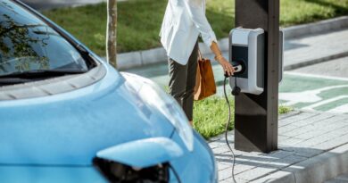 mobilité électrique femme chargeant son véhicule